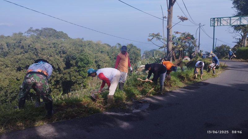 GABER (Gerakan Bersih-Bersih Perangkat Desa Argalingga) - Jumat, 13 Juni 2025